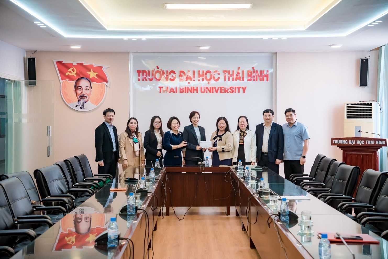 VIETCOMBANK CHI NHÁNH THANH XUÂN TRAO TẶNG SINH VIÊN TRƯỜNG ĐẠI HỌC THÁI BÌNH QUÀ TẾT